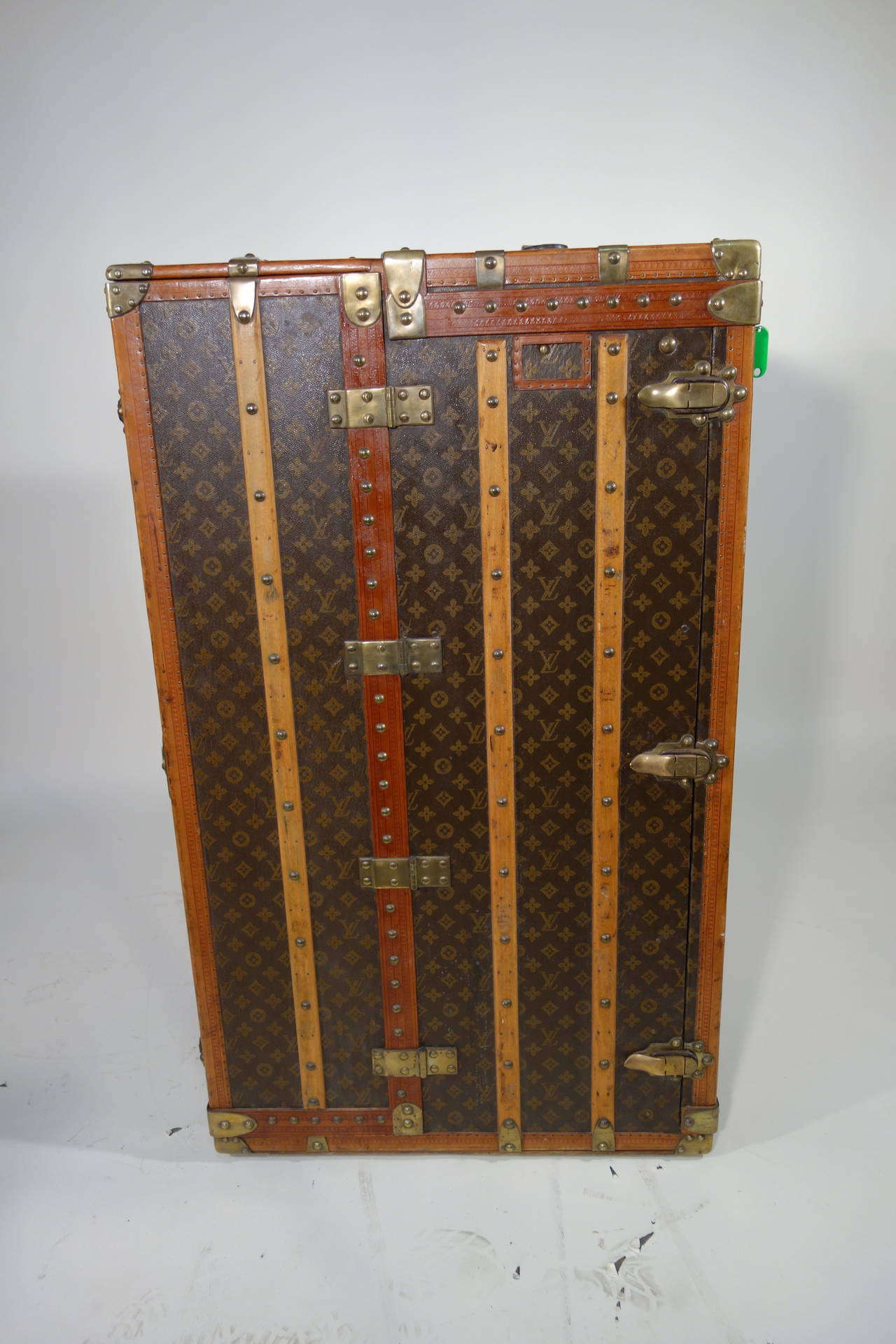 1930s Louis Vuitton Wardrobe Trunk with Turntable In Excellent Condition In Haguenau, FR