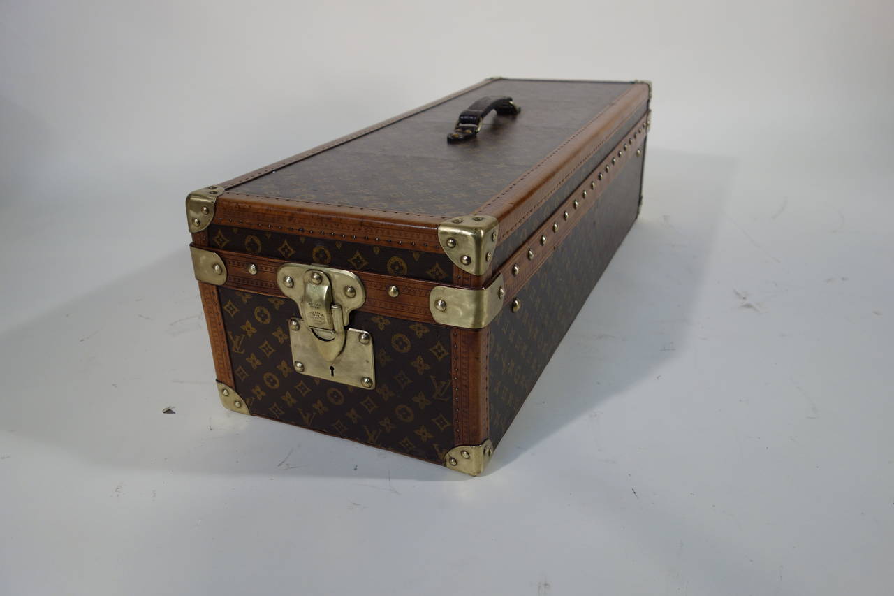 Encyclopedia Britannica Louis Vuitton Malle.
Stencil monogram 
made for britannica encyclopedia.

Two beautiful brass locks on the trunk

with interior separators with original suede.

Size in cm: 33 cm wide x 26 cm high and 90 cm