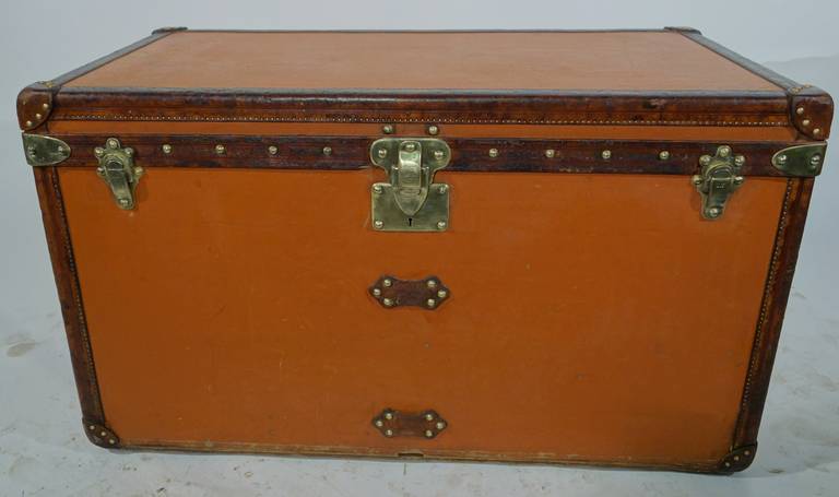 Trunk, Malle Louis Vuitton canvas orange vuitonitte. 
Borders of leather. 
New leather handles (fixed with nails original LV). 
Four original trays with boxes and original inside. 
Original canvas not paint. 
Dimensions: 102 cm in length X 58