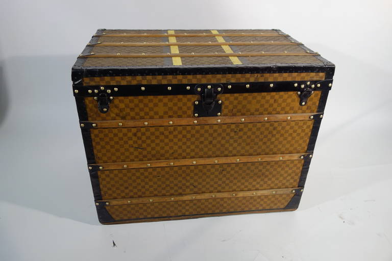 Louis Vuitton yellow damier trunk.
It's the first damier color.
This trunk was for woman.
Two stripped color and no initial that means that this trunk was in a big family with a lot of trunks.

All it's original.

The size 90 X 72 cm high and