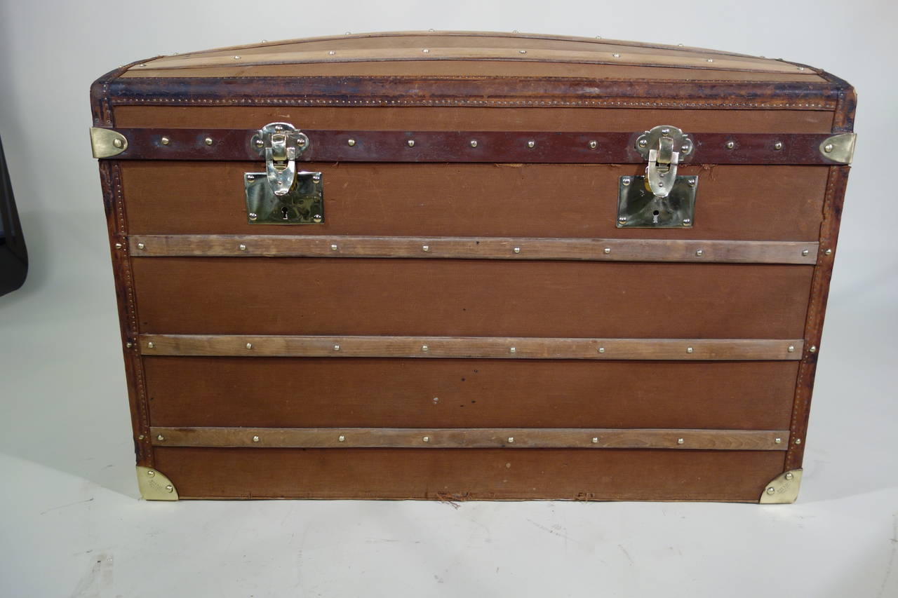 Big  trunk MOYNAT

- Plate side metal locks plates, wedges and label marked Moynat

- Interior redone

- Angles leather

- Brass Locks (platinum origin, hasp not original, not Functional locks)

The trunk is stamped and dated June 30,
