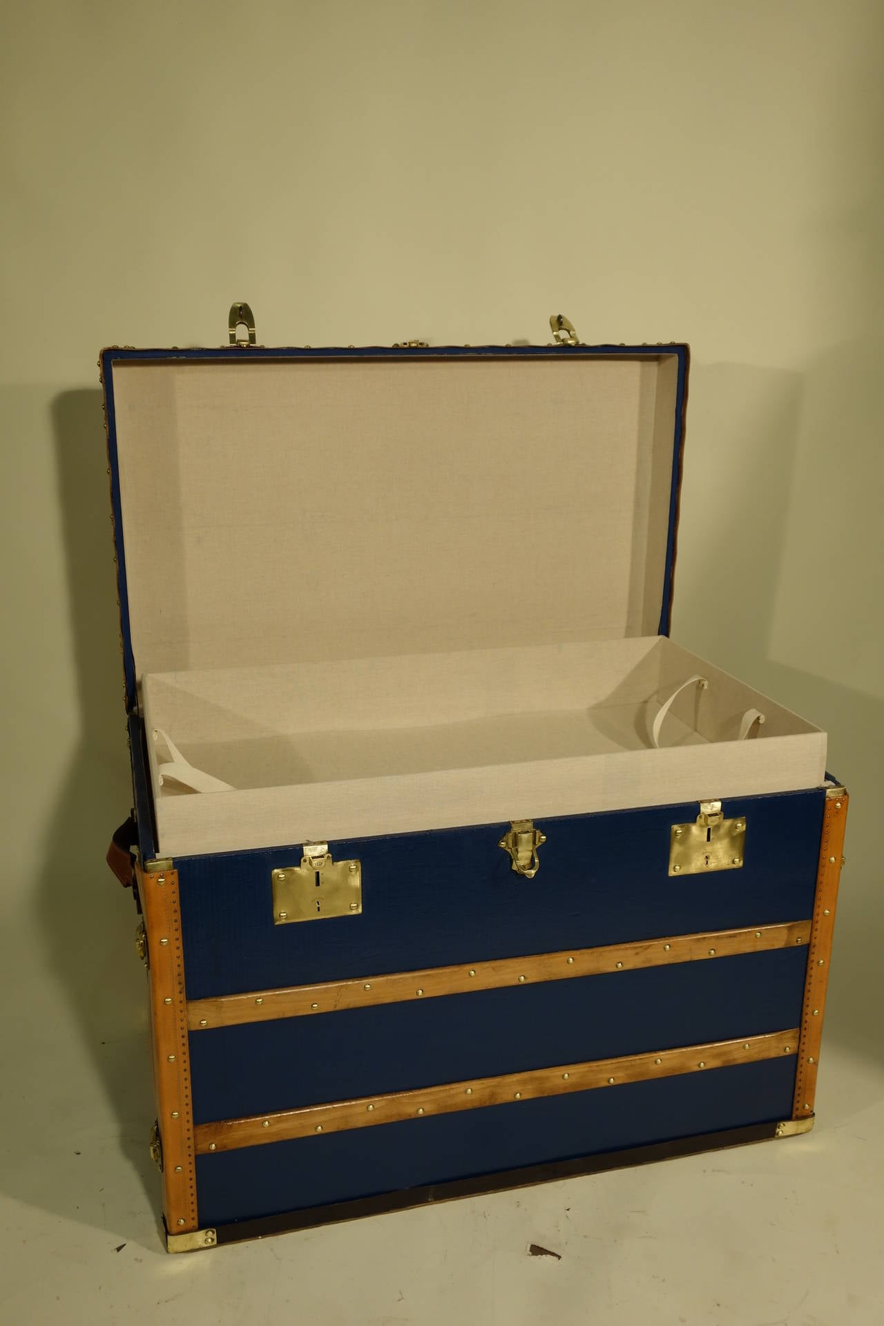 French 1900's Steamer Trunk  Dresser with Removable Door / malle commode For Sale