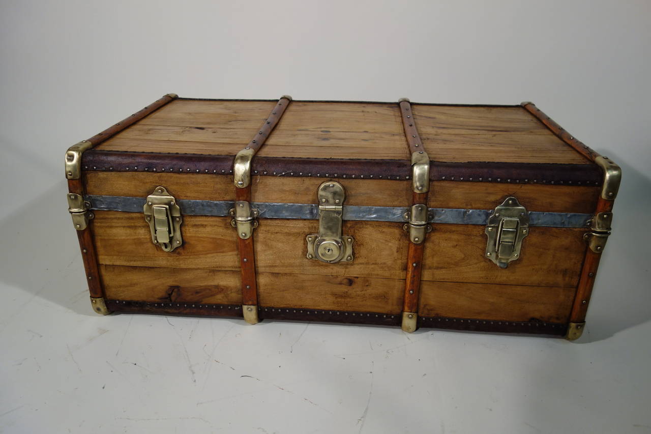 Navy Safe also called Camphor

Camphor wood repels by its smell of "pepper" insects.

Dimensions in cm 100 cm long x 37 high X 58 deep

This trunk / trunk over 100 years still inside, all the smell of wood.

Each lid opening takes