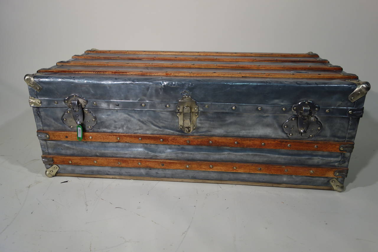Zinc trunk cabin

When traveling in tropical countries, we choose either to make camphor chests for insects .. is when we want to ensure maximum safety for goods transport, it's trunk duct ZINC.

Dimensions in cm: 101 cm wide x 37 cm high x 56
