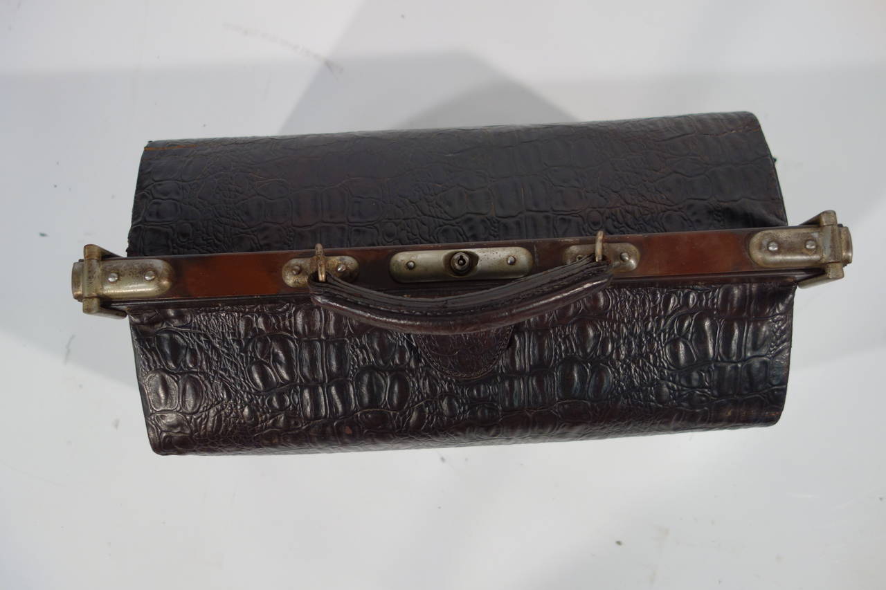 1930's  Doctor bag in   Leather with Crocodile Pattern In Excellent Condition For Sale In Haguenau, FR