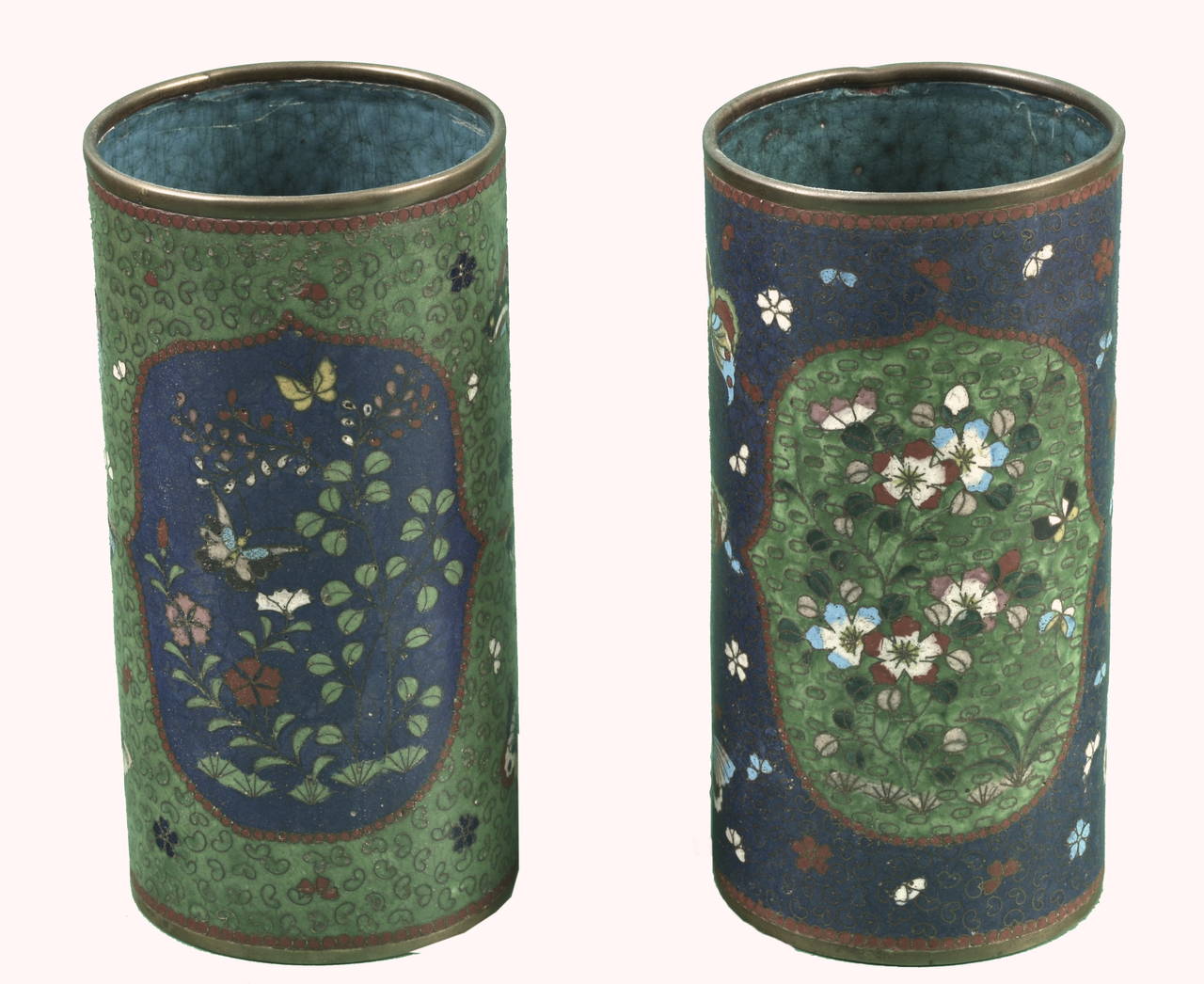 Pair of Chinese enamel on copper cylindrical vases.
Panelled with floral motif on butterflies field.
Blue turquoise enamel interior.
19th century.
Dimensions: Height 17 cm.
Diameter 8.3 cm.