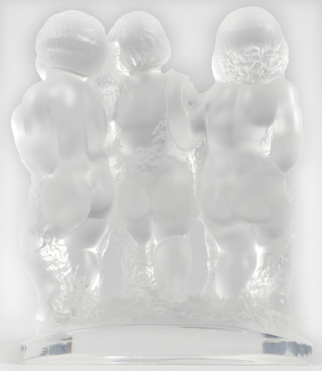 Lalique.
Frosted crystal figural group depicting three graces cherubs with garlands.
Standing on a half moon base.
Engraved signature Lalique ® France.
Measures: Height 19.5 cm (7