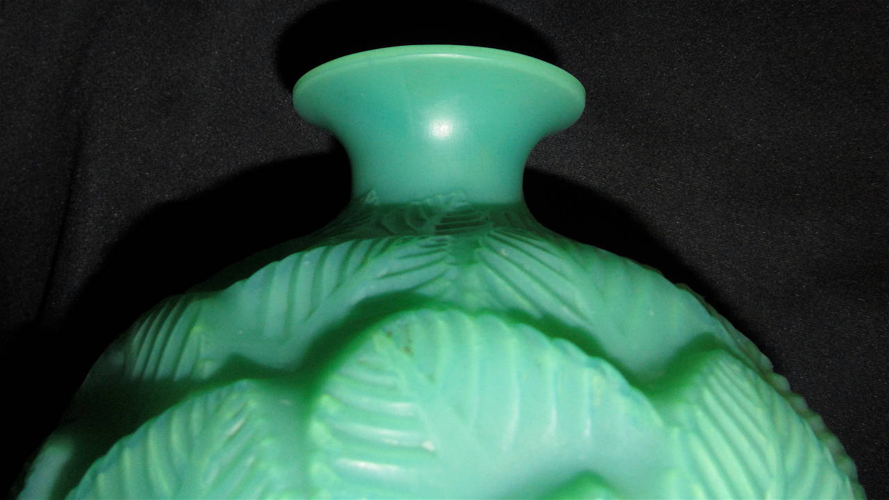Lalique, Ormeaux Jade Vase