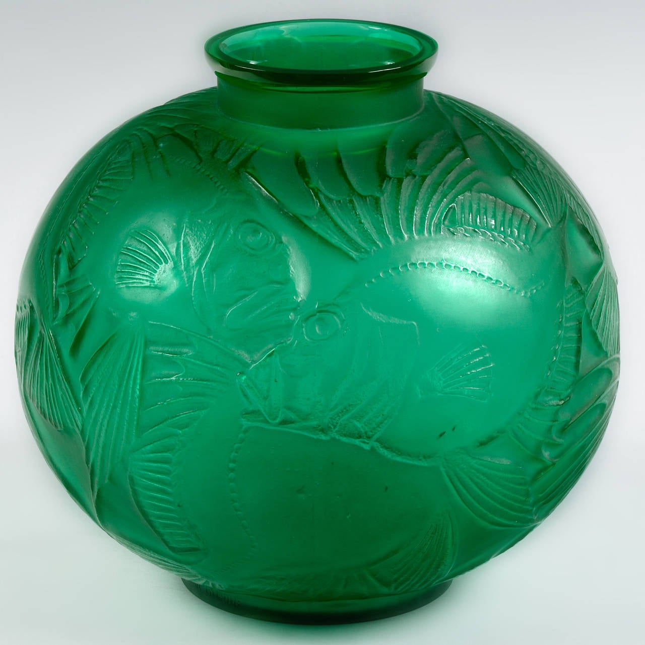 Lalique
Emerald Green Poissons - Fishes Vase
Designed 1921
Engraved «R. Lalique France N° 925»
Height: 23.7 cm (9
