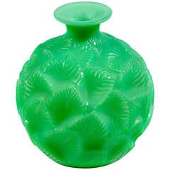 Lalique, Ormeaux Jade Vase