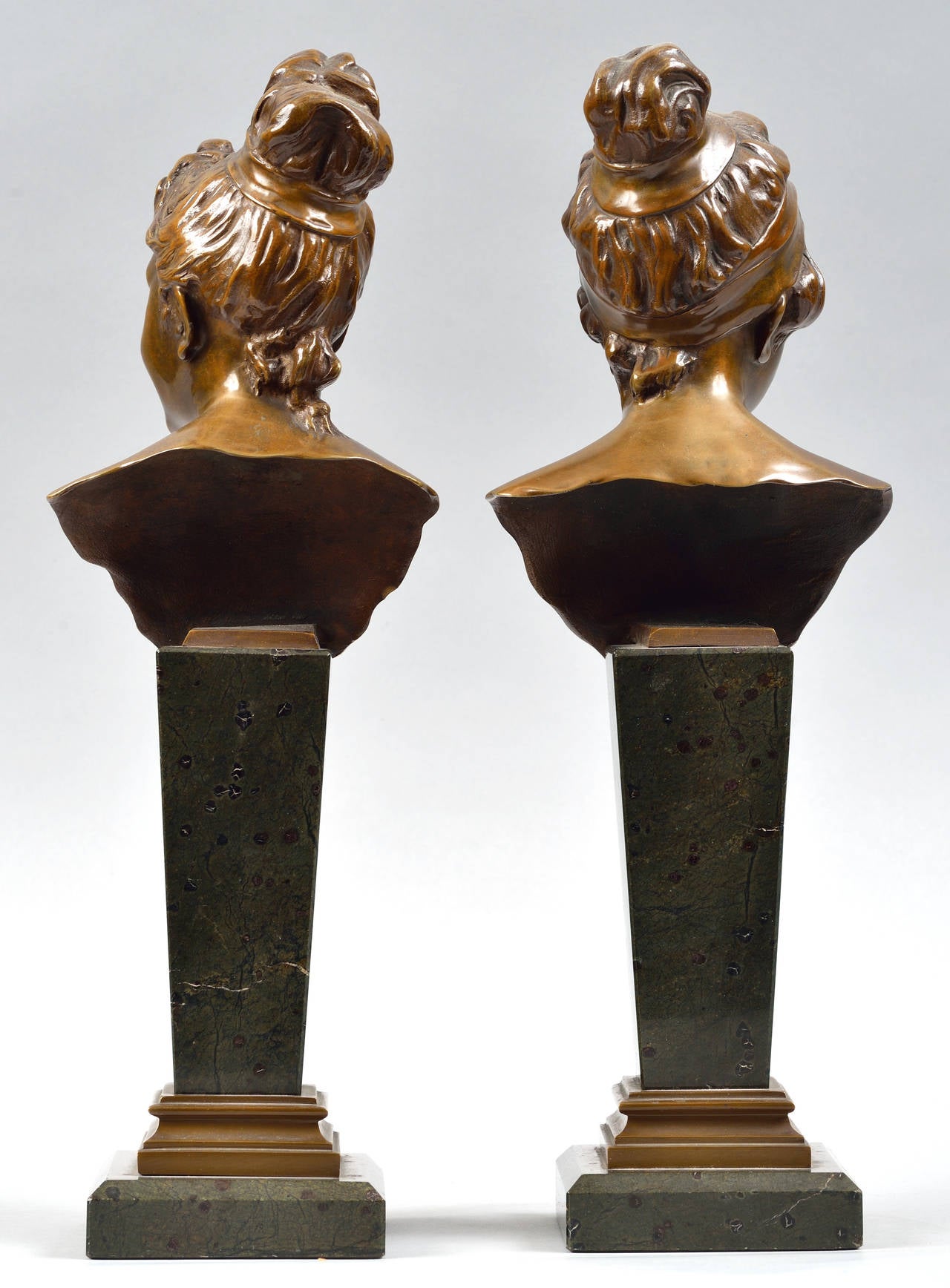 Pair of bronze maiden's busts on pedestal.
Art Nouveau.
Unsigned.
Height: 33.5 cm (13