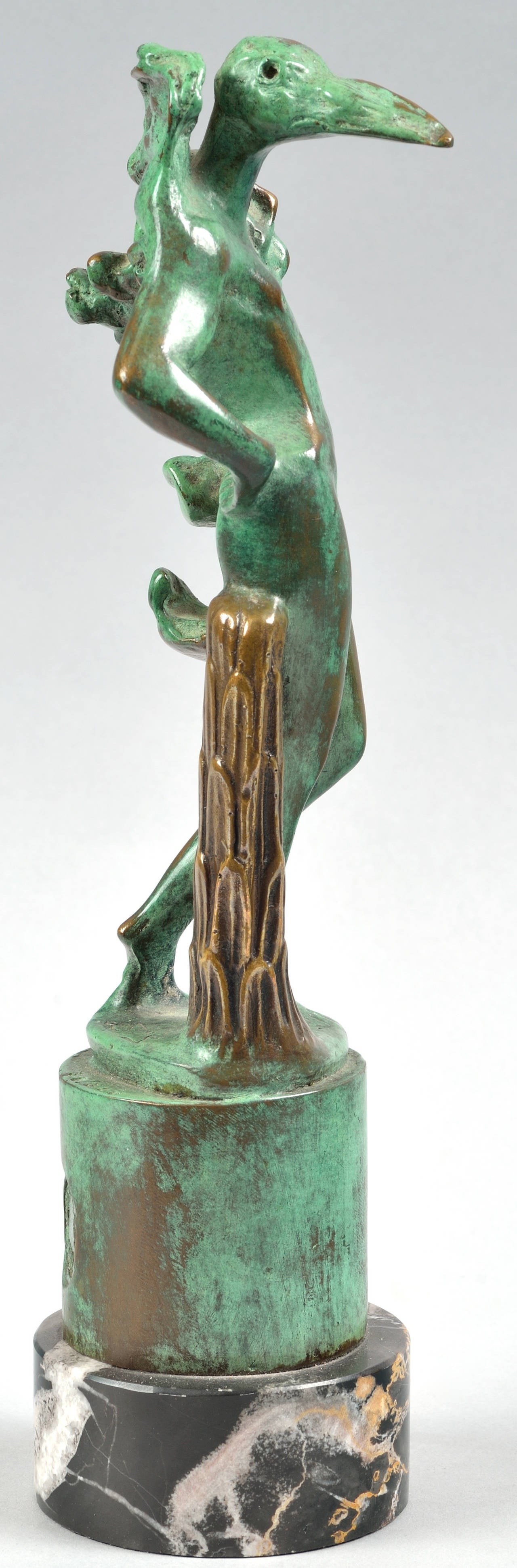 Escultura de bronce sobre base de mármol, con pátina verde.
El hombre pájaro.
Por Salvador Dalí (1904-1989).
Edición limitada 36/350.
Las marcas de fundición Venturi Arte y Camblest.
Firmado y fechado en 1981.
Altura : 24 cm (9