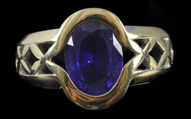 An 18-karat gold ring set with an oval cut Ceylon sapphire.
With a weight of approximate 4.5 carats.
French gold hallmarks remains.