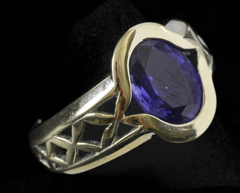 French Oval Cut Ceylon Sapphire Ring For Sale