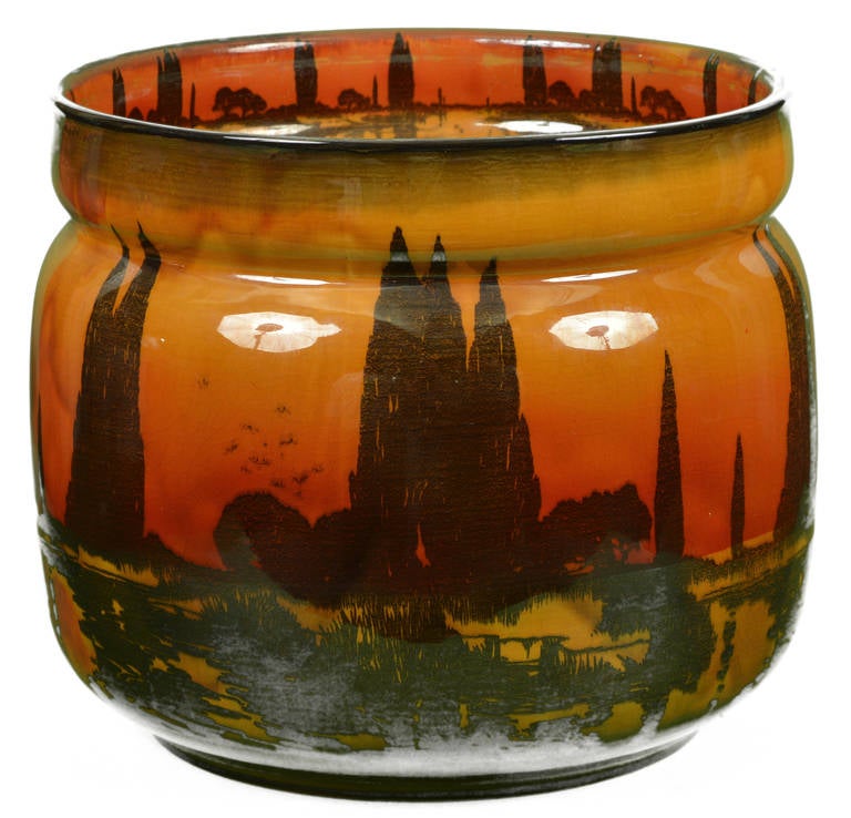 A large flower bowl by Royal Doulton.
Art Deco pattern 