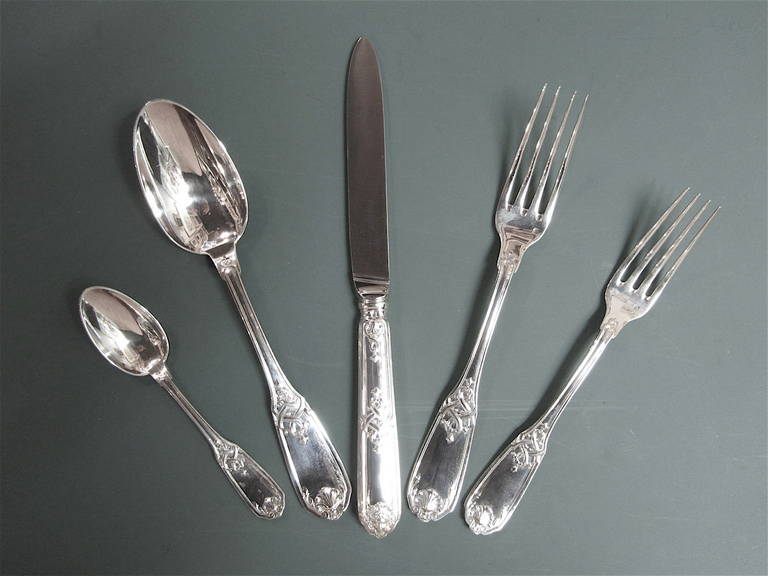 Puiforcat French sterling silver flatware set.
Molière collection.
Ornate with acanthus leaves and symmetrical tracer framing a shell or a mask.
Comprising 40 pieces:
Eight dinner spoons 21.5 cm.
Eight tea spoons 14.3 cm.
Eight dinner forks
