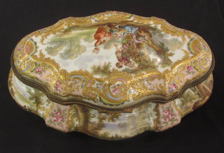Choisy-Le-Roy, French Bonbonnière Sweetmeat Dish with Cover In Good Condition For Sale In Montreal, Quebec