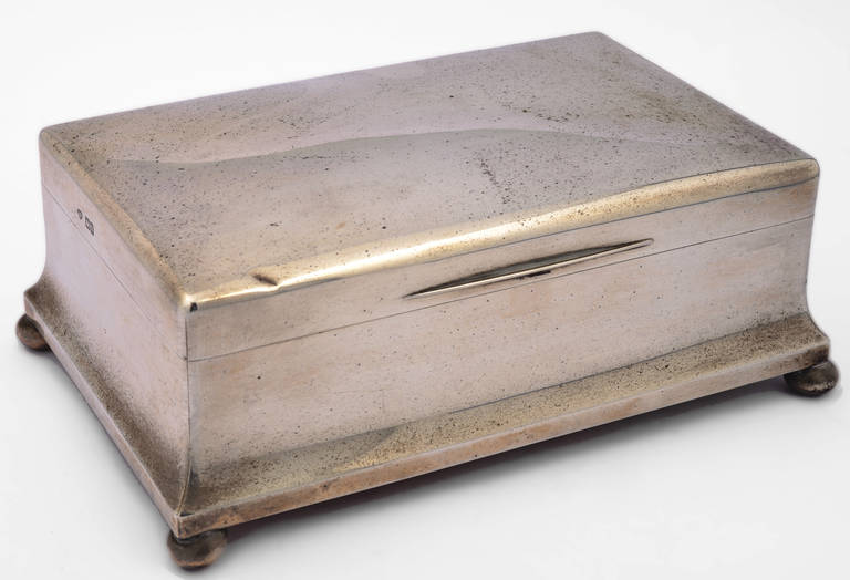 A sterling silver dressing table tidy box with hinged lid
Wooden interior to reveal removable compartments.
Bun's feet.
Maker's mark G&S. Co Ltd.
London, Edwardian period (1908)
25 cm x 16 cm x 9 cm
Total weight 1700 grams