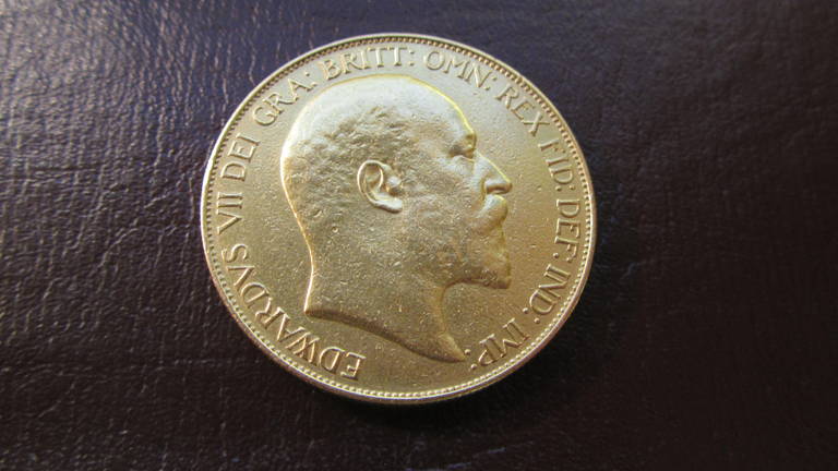 Gold five pounds (Quintuple Sovereign) of King Edward VII.
Obverse: Bare head of Edward VII right.
Design by George de Saulles.
Legend: Edwards VII DEI GRA: BRITT :OMN: REX FID: DEF: IND: IMP.
Edward the Seventh, by the Grace of God, King of all