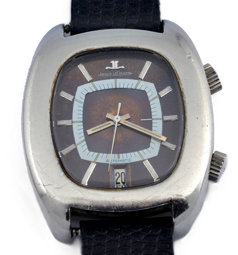 Jaeger LeCoultre SS automatic memovox alarm model.
Cushion shaped and massive design
Dimensions: 39 mm x 46 mm x 12 mm thick case.
circa 1970s.
Dial with silver baton hands and markers.
Automatic calibre 916 movement with date at 6 and sweep