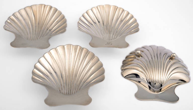 Four sterling silver.
Scallop shell shaped.
Footed dish for butter or nuts, on ball feet.
One dish is monogrammed.
It is signed Tiffany & Co. and is hallmarked sterling and numbered 22478.
Measures: 13.5 cm x 12.2 cm x 2.5 cm.
Weight: 514.2