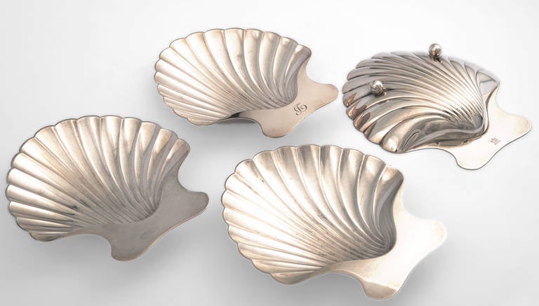 Tiffany & Co, Sterling Silver Butter or Nuts Shell Dishes In Good Condition For Sale In Montreal, Quebec