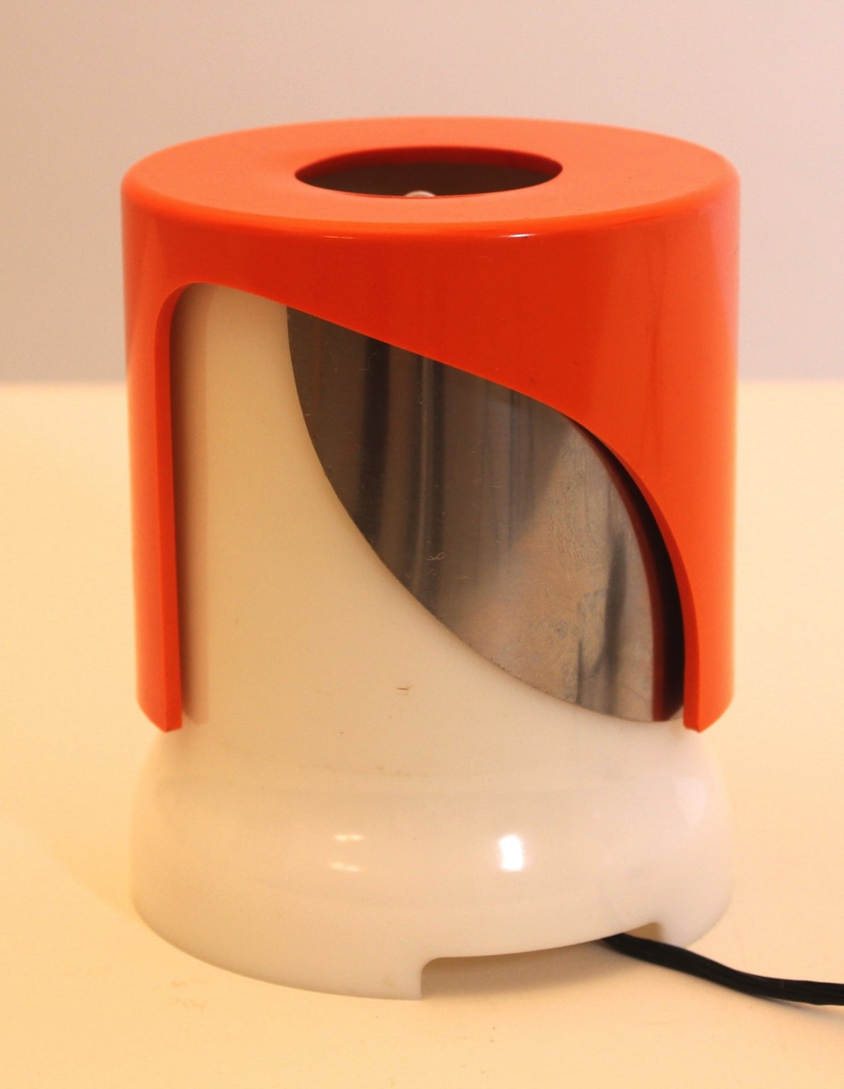 Space age authentic orange white table lamp model KD 24 by Joe Colombo circa 1966 and launched in 1968 for Kartell, Noviglio, Italy.
The time period for producing this model was from 1968 to 1973.
This authentic vintage table lamp from white and