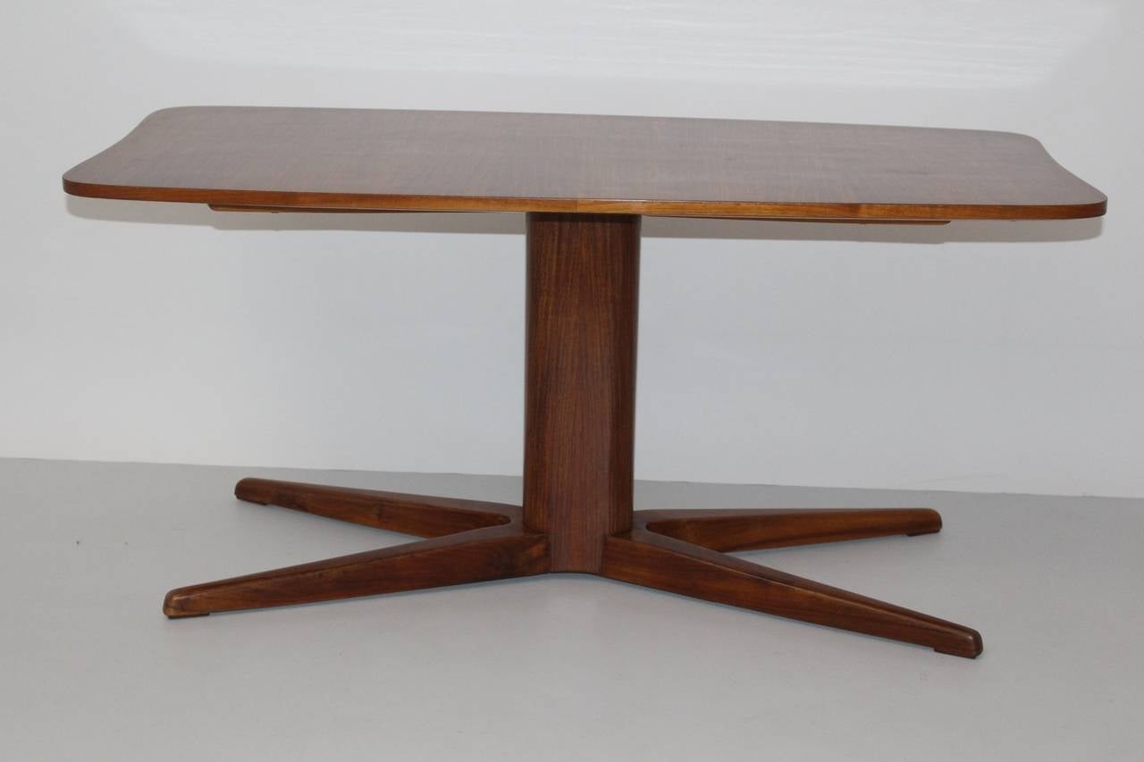 Mid Century Modern Vintage Nussbaum Couchtisch oder Beistelltisch, der von Oswald Haerdtl entworfen wurde, circa 1949 Österreich.
Der Couchtisch ist in sehr gutem Zustand. Sie wird sorgfältig gereinigt und die Oberfläche von Hand mit Schellack