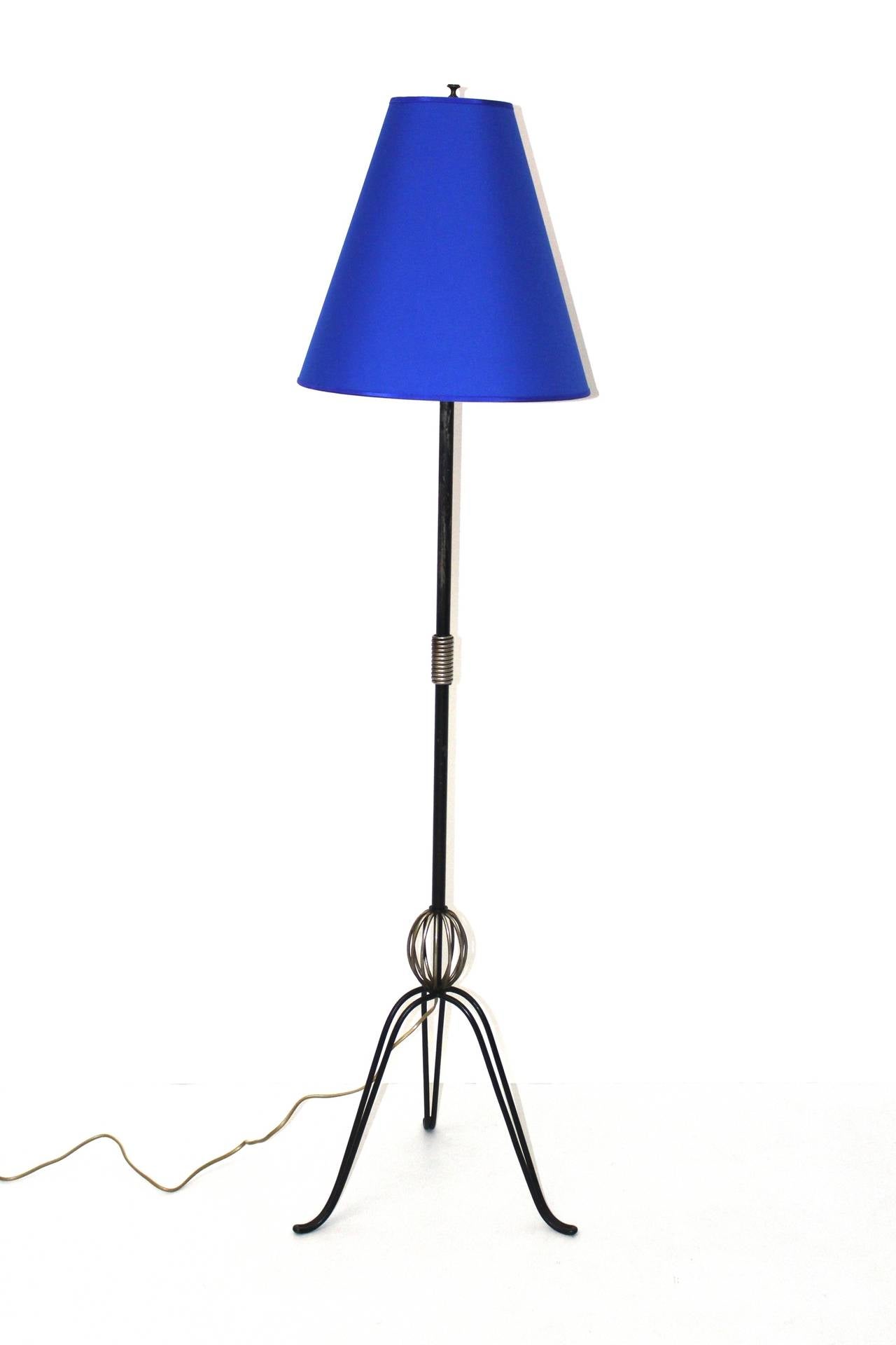 Mid century modern floor lamp, which was made out of black lacquered metal and designed and manufactured France 1950s.
A tripod curved lamp base gives the floor lamp a certain elegance.
The renewed lamp shade in blue textile fabric provides a dose