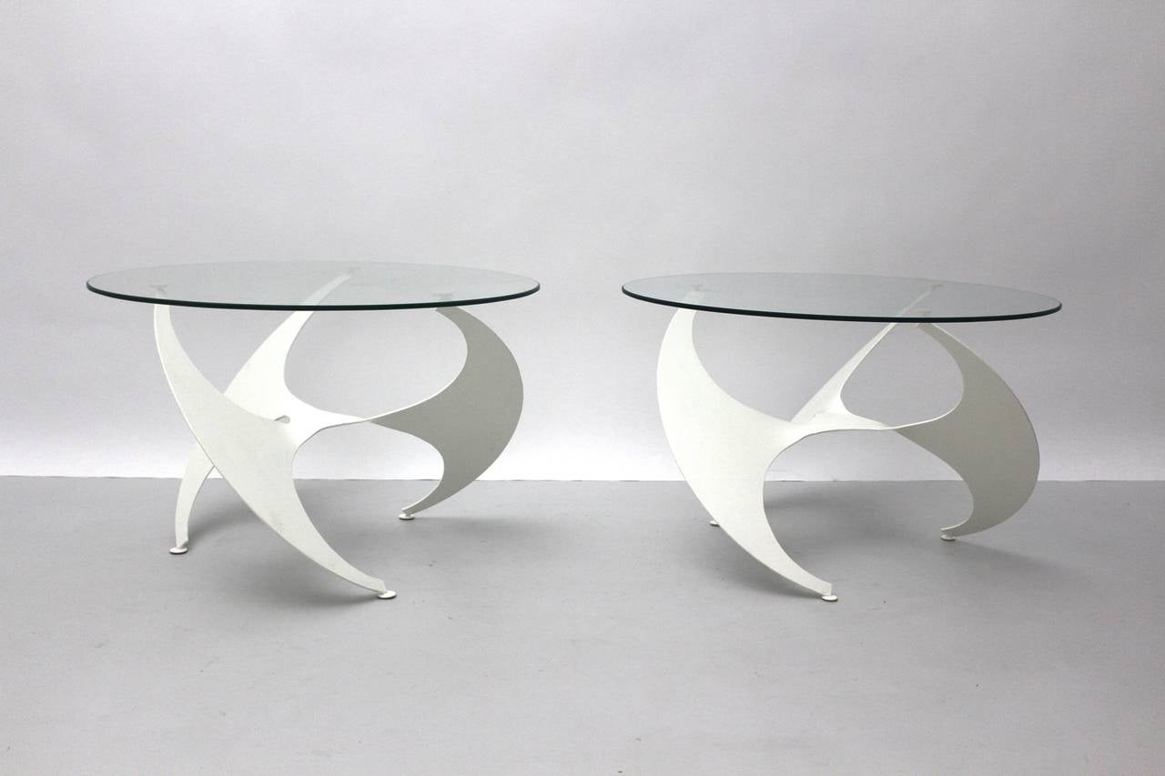 Space Age Paar von zwei Vintage Couchtischen aus weiß lackiertem Stahl, entworfen von Knut Hesterberg 1964 und hergestellt von Ronald Schmitt, Deutschland.
Die Couchtische verfügen über eine gute Bewegung und die klare Glasplatte vervollständigt das