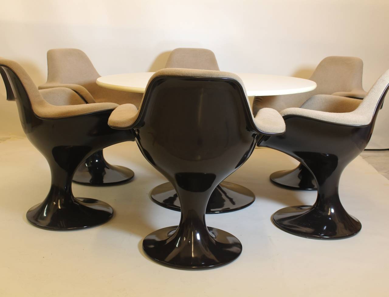 A space age dining room set model Orbit, which was designed by Markus Farner and Walter Grunder circa 1970 USA.
Very rare to find a set of 6 dining chairs and 1 dining table, designed by Markus Farner & Walter Grunder, circa 1970 and produced by