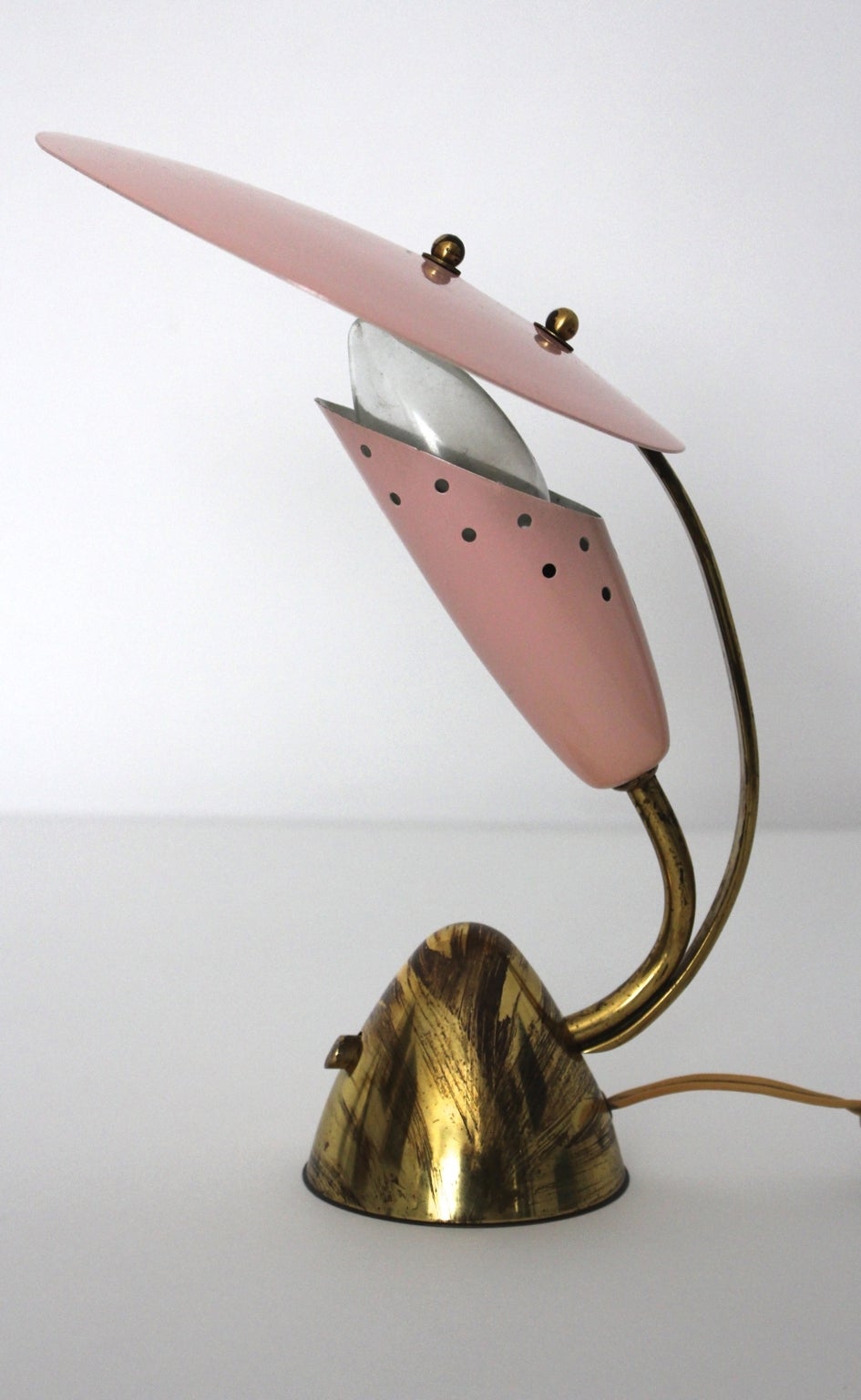 Md century modern pink brass vintage table lamp, which was designed and manufactured Italy 1950s.
The charming and cute lamp is made of brass, pink and white enameled metal.

Also the table lamp shows a removable diffuser. On and off switch, one