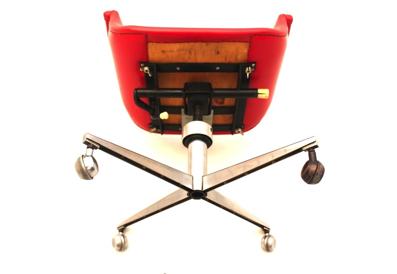 MidCentury Modern Red Vintage Swivel Desk Chair Office Chair Italy, 1950 For Sale at 1stDibs