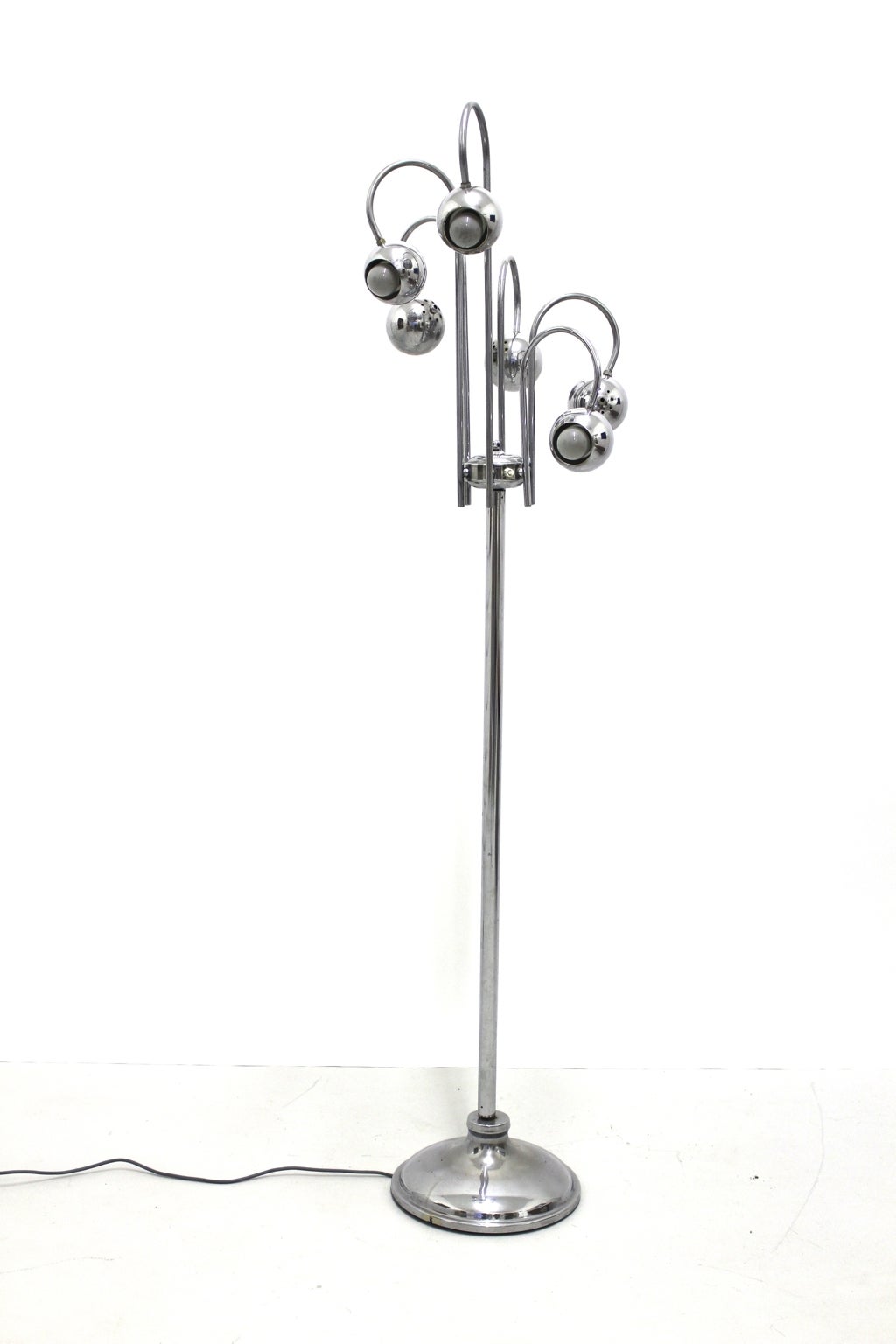 Mid century modern vintage chromed floor lamp attributed to Robert Sonneman, which shows six turnable globes. 
The vintage floor lamp has six E 14 sockets and on/off button.
Very good condition with signs of age and use.
approx. measures:
Diameter