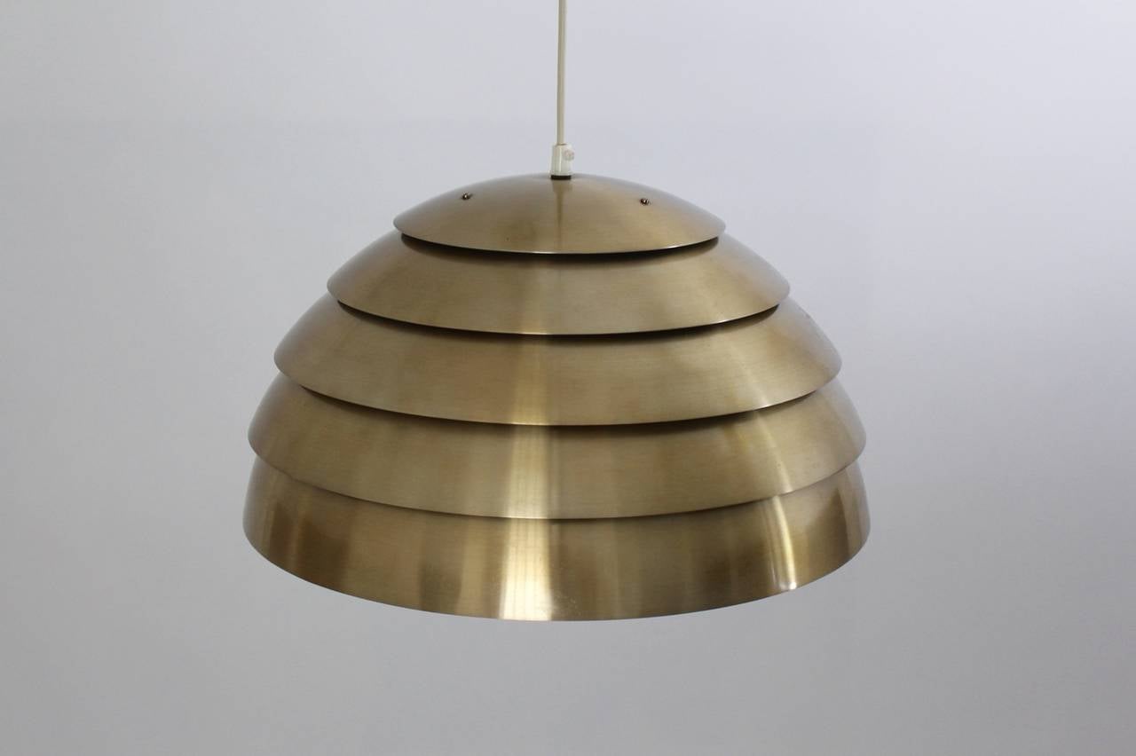Scandinavian Modern authentic chandelier or pendant model TS/450 by Hans-Agne Jakobsson for AB Marcaryol, Sweden, 1960s in soft golden color tone.
The beehive - like dome shade features five soft golden lacquered aluminum lamellas, while the