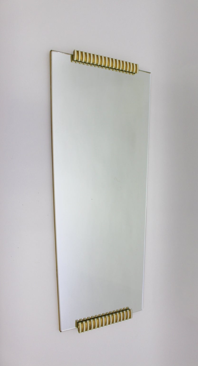 Mid-Century Modern ganzer Länge oder Wandspiegel sehr ähnlich zu Osvaldo Borsani Stil aus Fichte und Ahorn Furnier und Spiegelglas.
Der Glasspiegel weist eine schöne Spiegelpatina auf. Die volle Länge oder Wandspiegel verfügt über zwei geschnitzte