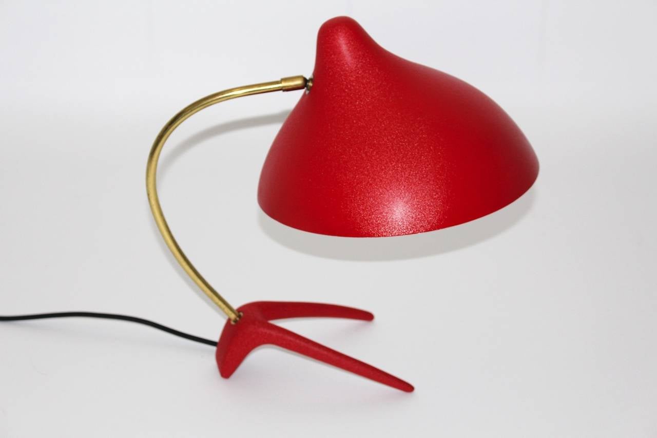 Rote Louis Kalff Vintage-Tischlampe, Philips, Niederlande, Mitte des Jahrhunderts (Metall) im Angebot