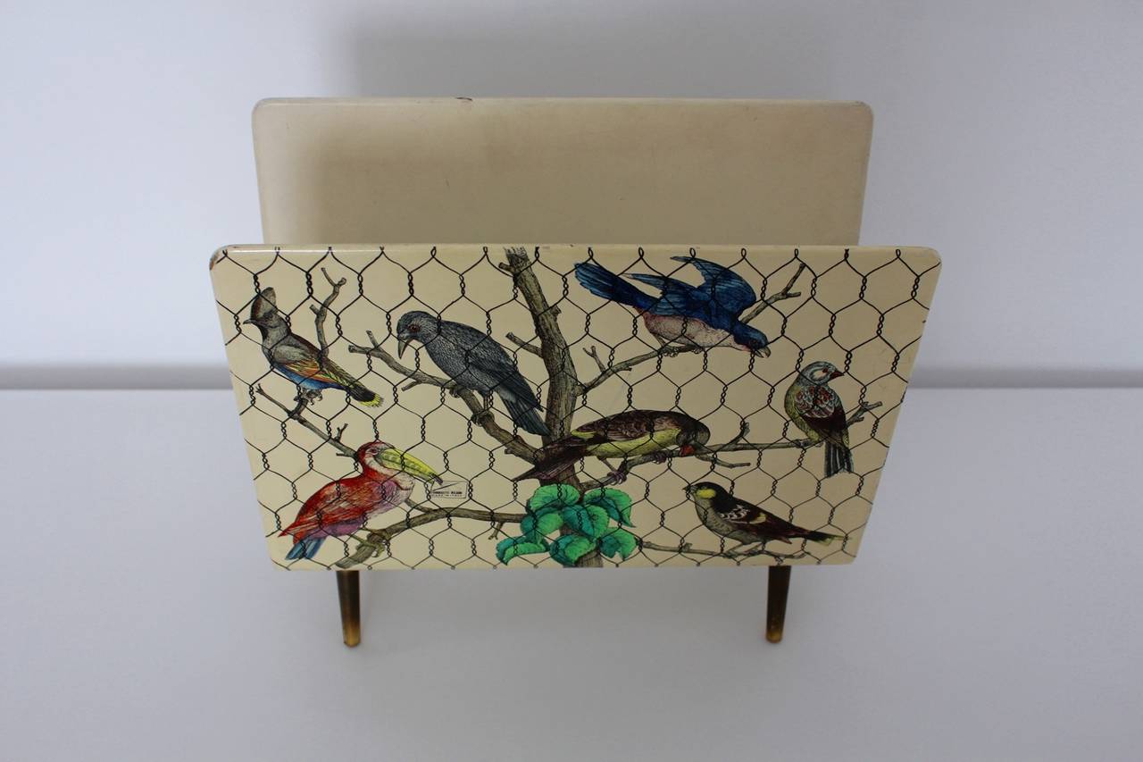 Plywood lacquered and lithographically printed with exotic birds.
Signed on both sides (Fornasetti Milano made in Italy), circa 1950.

Brass feets and a divider in the center of the rack.

Small scratches.
Good original vintage condition.