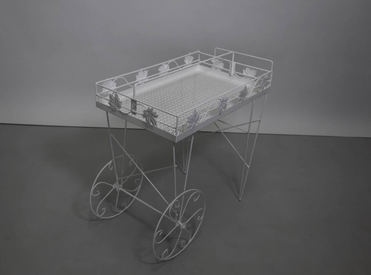 Italiano Carrello da bar o tavolo di servizio in metallo bianco vintage del Mid Century Modern 1950 Italia in vendita
