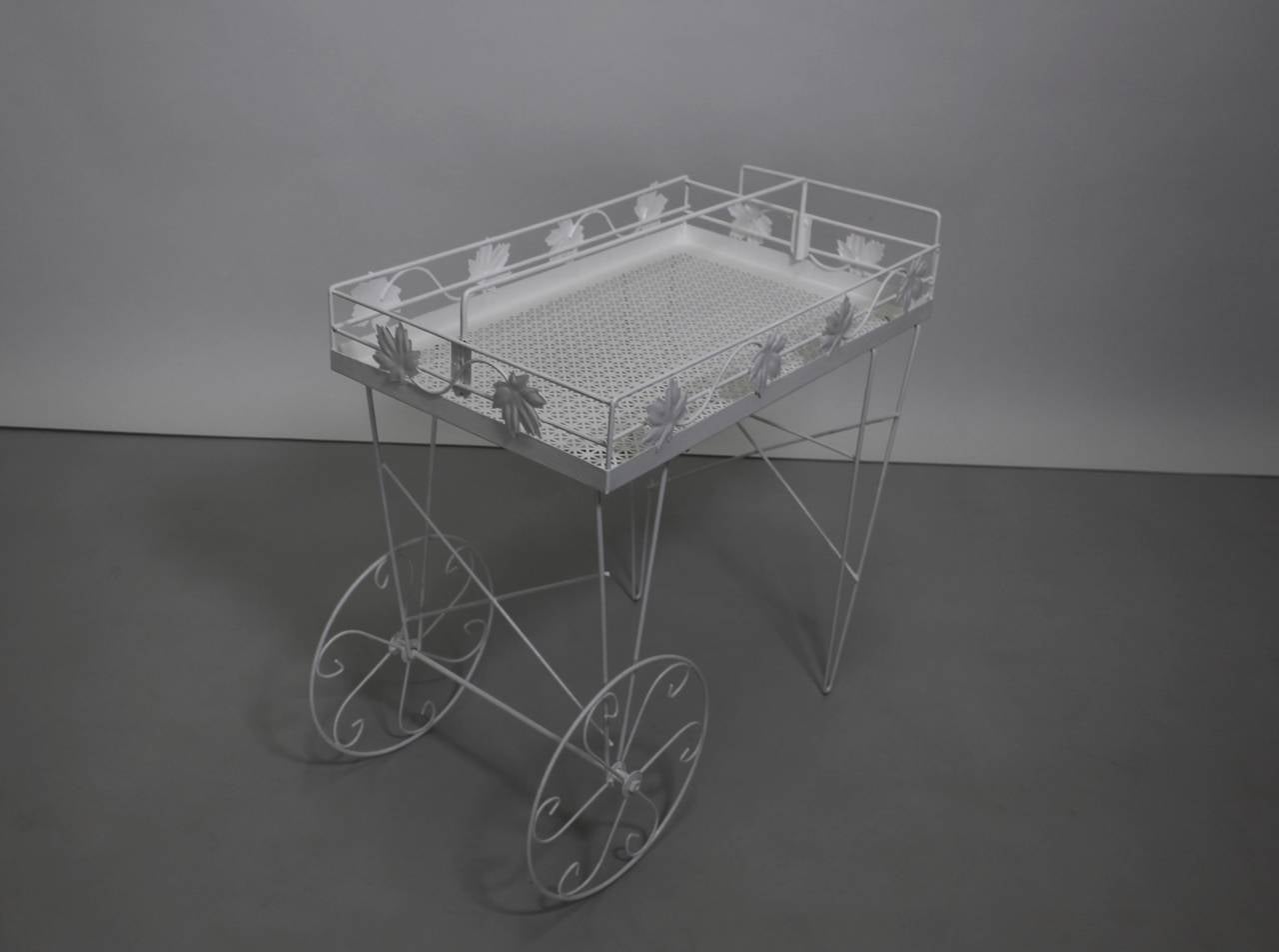 italien Chariot de bar ou table de service en métal blanc moderne du milieu du siècle dernier, Italie, années 1950 en vente