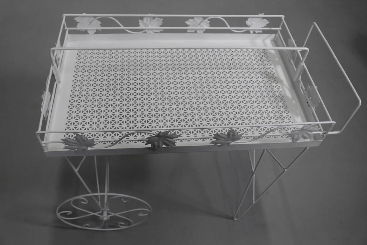 Tôle Chariot de bar ou table de service en métal blanc moderne du milieu du siècle dernier, Italie, années 1950 en vente