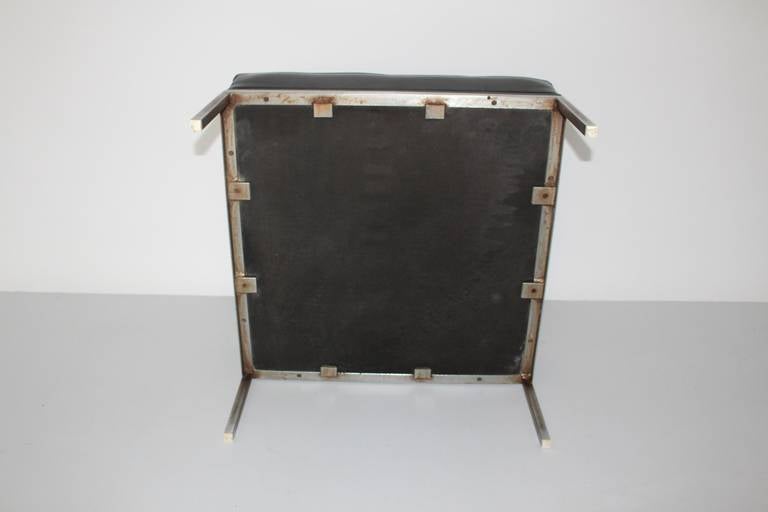 Mid-Century Modern Vintage Hocker aus schwarzem Leder und Metall Johannes Spalt Österreich 1961 (Stahl) im Angebot