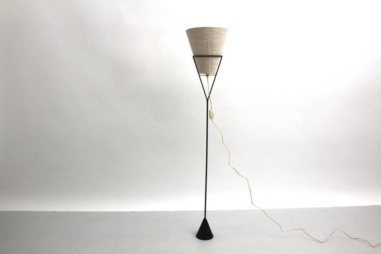 Mid-Century Modern original vintage floor lamp Reversible Vice Versa from cast iron designed by Carl Auboeck, Vienna, 1951-1952 and executed by Werkstätte Carl Auböck.
The floor lamp shows a base in triangle form from cast blackened iron, steel wire