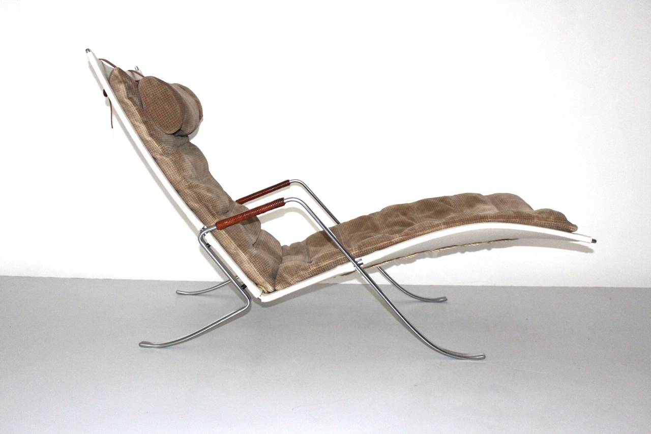 The mid century modern vintage Chaise Longue model grasshopper, which was designed by Preben Fabricius & Jorgen Kastholm for Alfred Kill, Germany, 1967, is a rare piece.
We present a gorgeous version with light brown suede covers.
The iconic design
