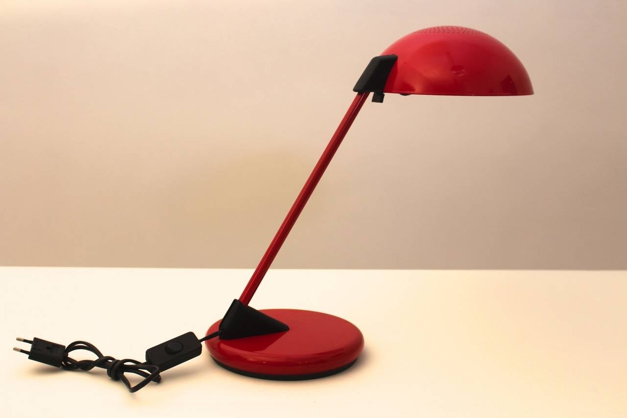A red mid century modern desk Lamp by Lightolier , USA, circa 1970, which shows a movable lampshade. The desk lamp features one socket E27 and an on/off switch.
Very good vintage condition
approx. measures:
Base 19.5 cm
Shade diameter 22 cm
Height