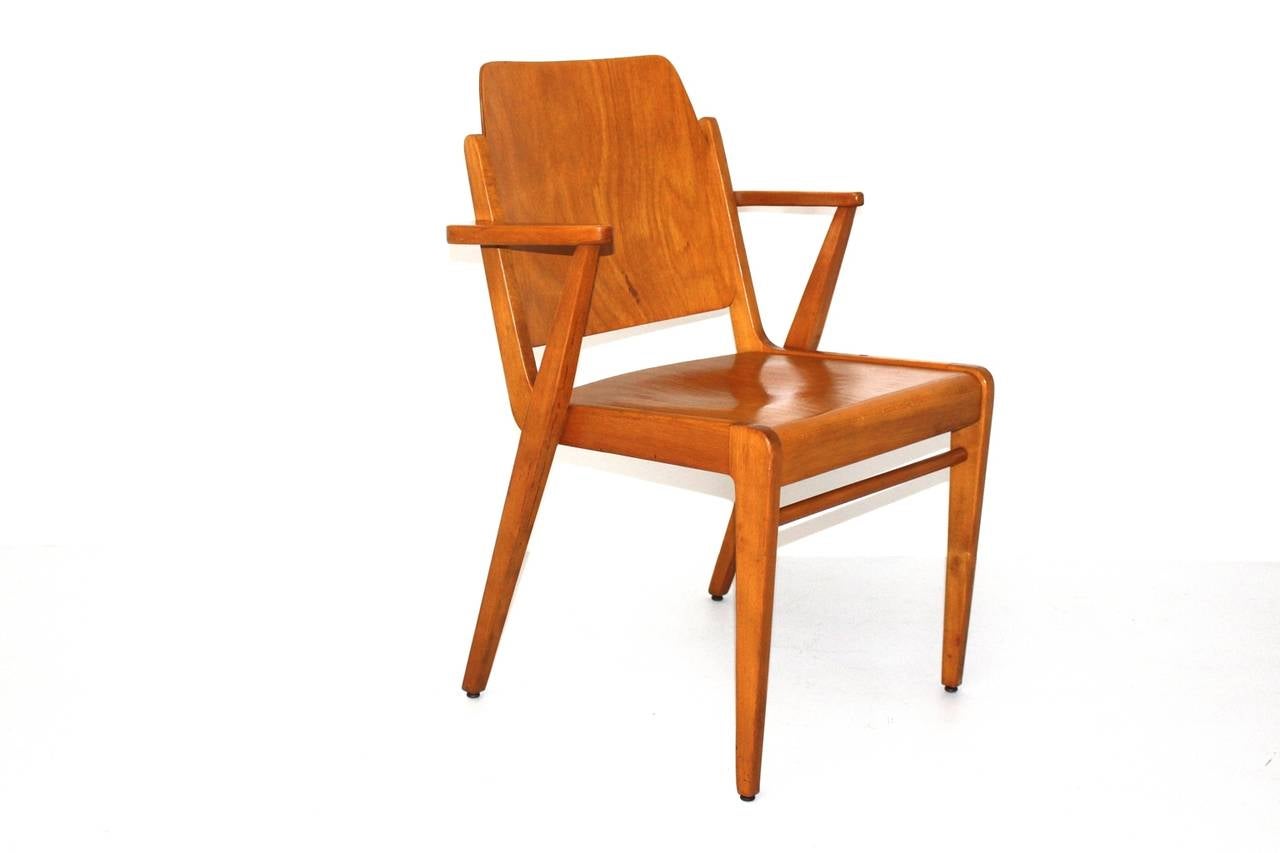 Mid Century Modern vintage Esszimmerstühle aus massivem Buchenholz und Sperrholz, natur lackiert.
Die Stühle sind in einem guten Vintage-Zustand.
Die Armlehnen sind ergonomisch geformt. Die Höhe geht von hinten nach vorne von 64 cm bis 66 cm.

Es