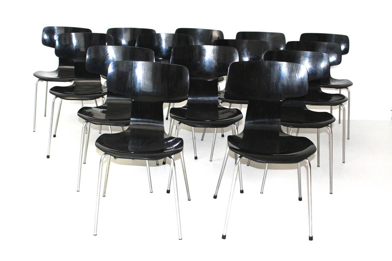 Chaises empilables Scandinavian Modern noires vintage chaises de salle à manger jusqu'à 10 pièces du modèle populaire no.3103 conçu par Arne Jacobsen, 1952 et exécuté par Fritz Hansen, 1970, Danemark.
Jusqu'à 10 pièces sont disponibles.
Bon état