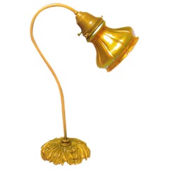 Lampe de bureau en verre Quezal, datant d'environ 1910