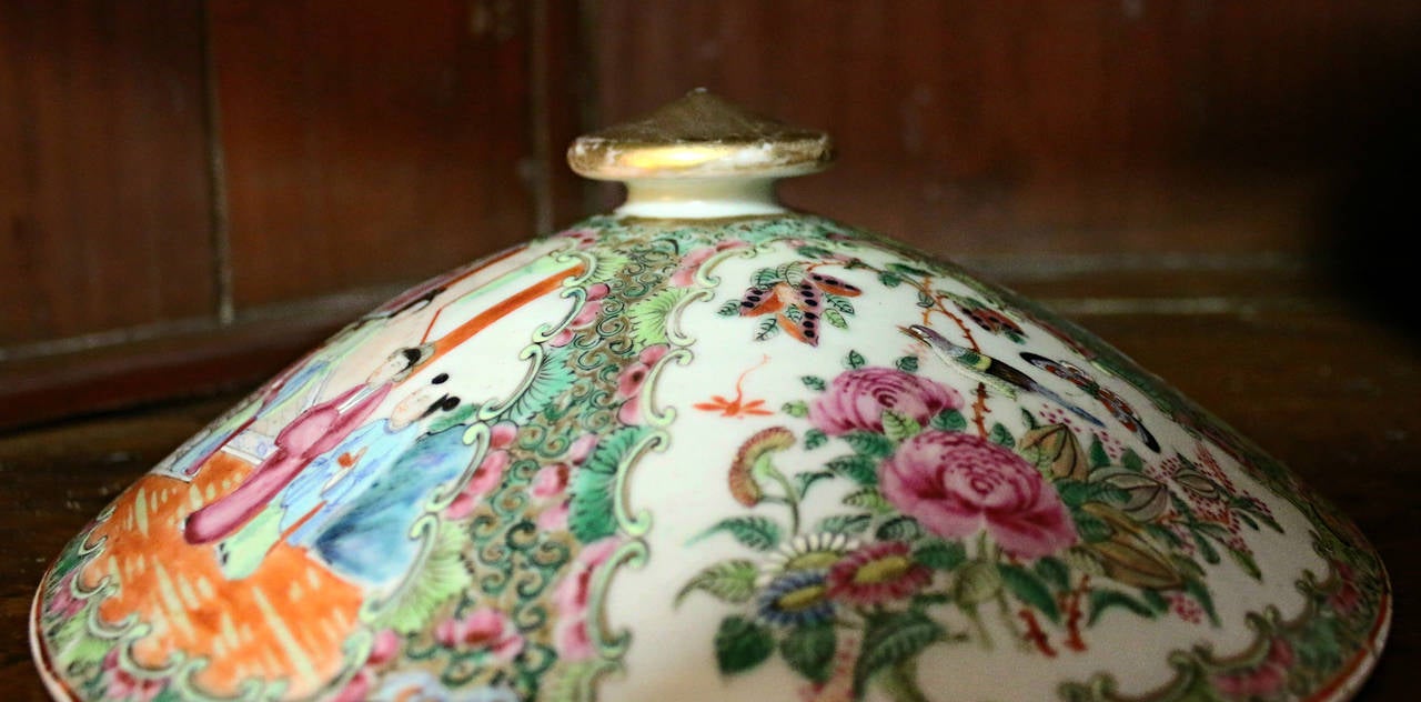 Glazed 19th century Rose Medallion Chinese Export Covered Chamber Bowl For Sale