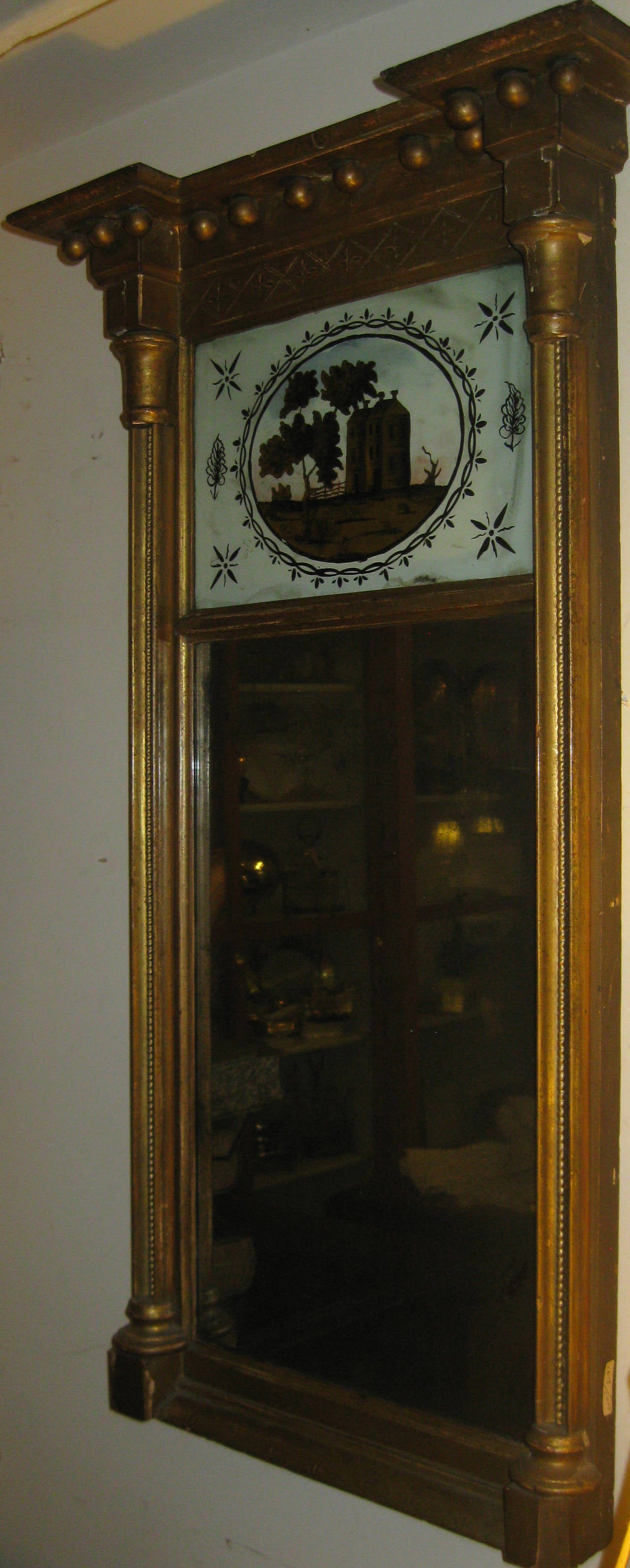 Miroir fédéral américain en bois doré et aggloméré du 19e siècle Bon état - En vente à Savannah, GA
